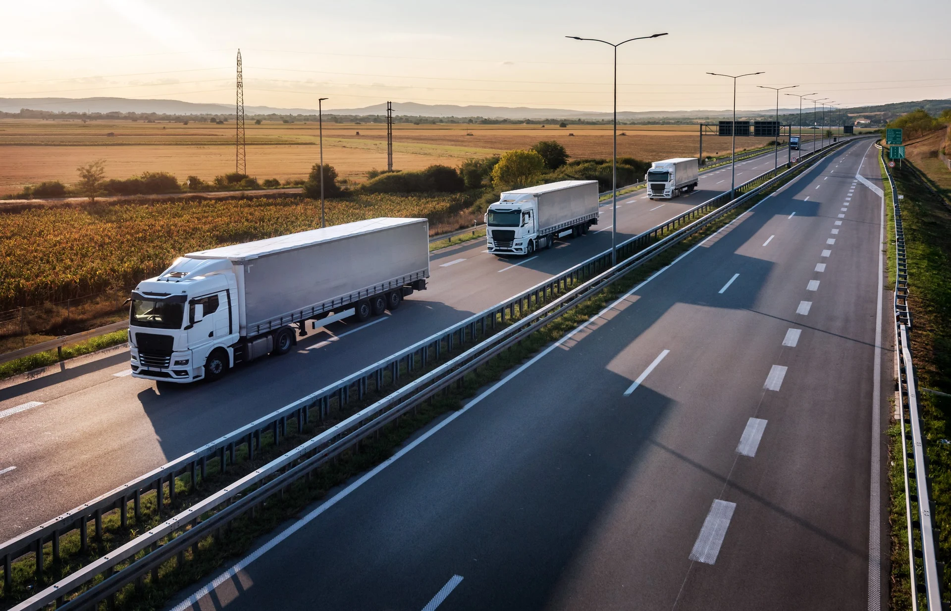 Konvoi von LKW der Mulan Transportation auf einer Landstraße