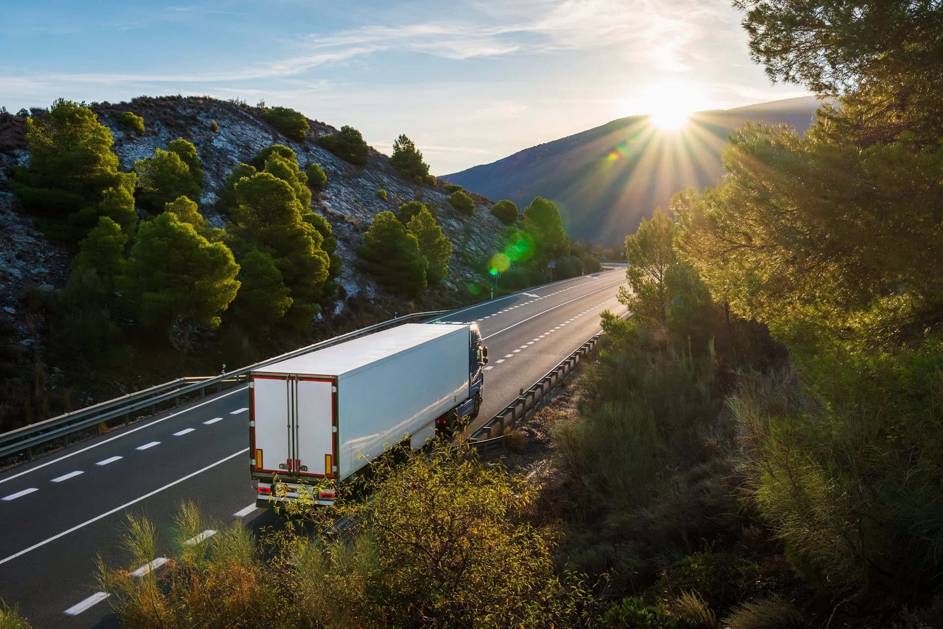 Kühltransporter fährt über eine Bergstraße in Deutschland